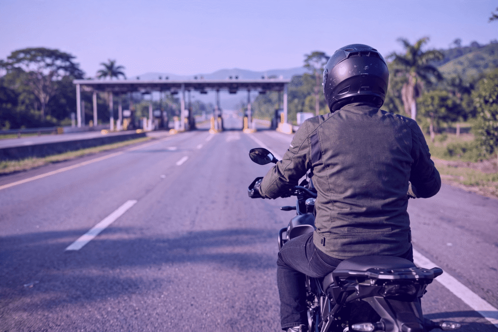 Moto paga pedágio digital? Isenção, leitura e tag